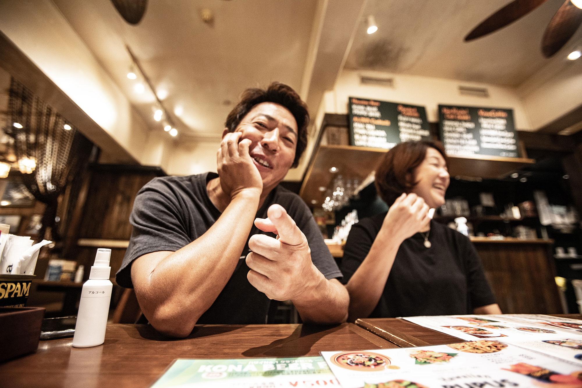 一緒に食事をしているときの写真